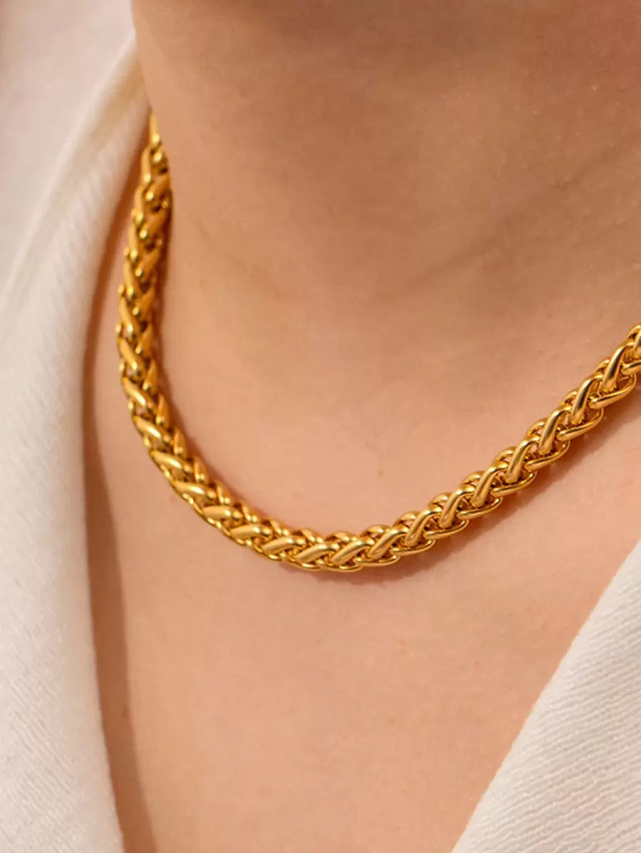 Close-up of stainless steel statement chain necklace – Gillian & Co
