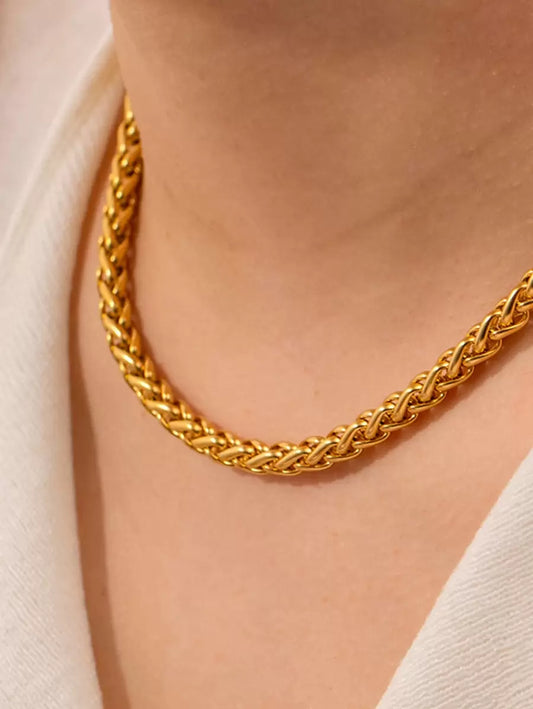 Close-up of stainless steel statement chain necklace – Gillian & Co
