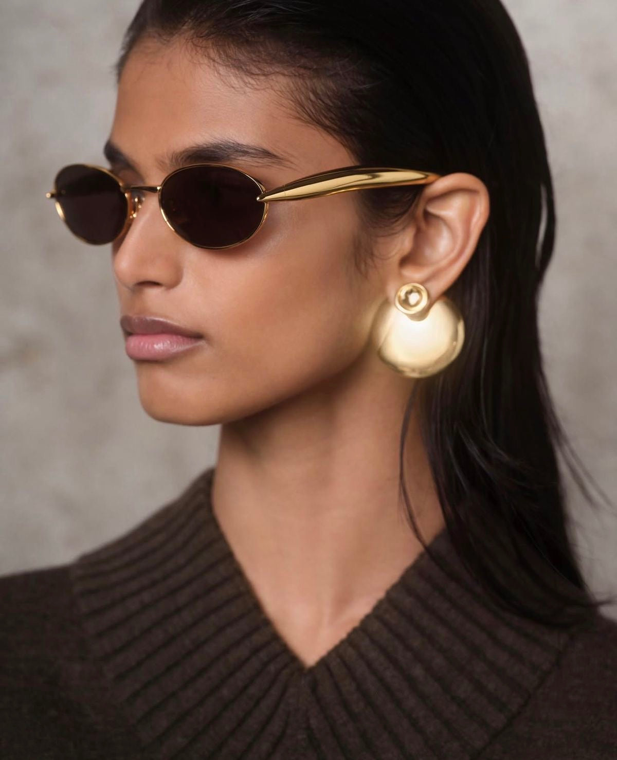 Small Oval Retro Sunglasses – Gold Frame Black Lens Vintage Shades