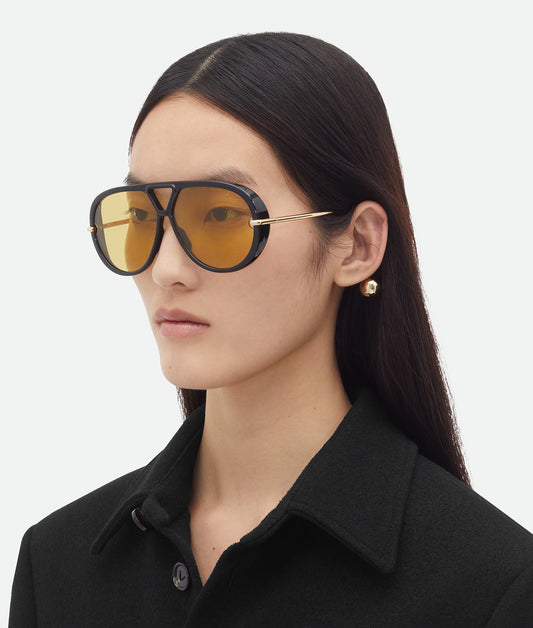 Oversized aviator sunglasses with double bridge and light brown lenses